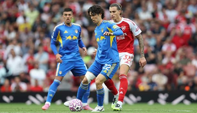 Riccardo Calafiori – 8.4/10: Sử dụng sức mạnh và khả năng không chiến để hoàn toàn vô hiệu hóa Dan James. Anh cũng là người tung ra đường chuyền đẳng cấp vào khoảng trống để Gyokeres thoát xuống ghi bàn thắng đầu tiên cho Arsenal.