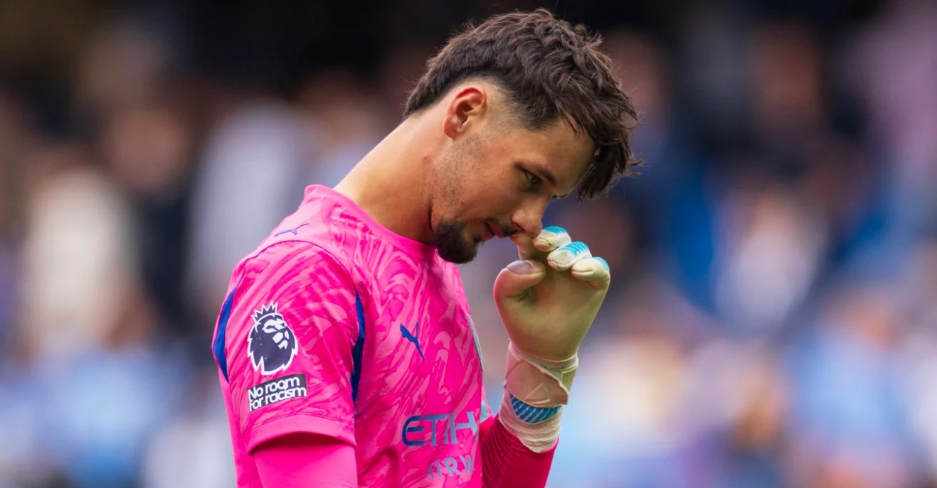 James Trafford mắc lỗi khiến Manchester City trắng tay trên sân nhà Etihad.