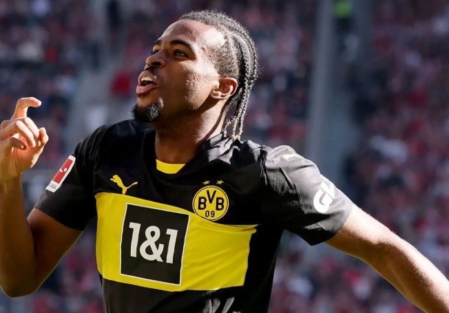Chukwuemeka trong màu áo Dortmund.