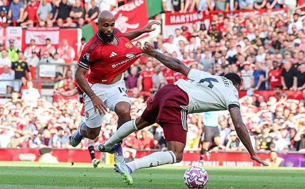 Bryan Mbeumo gây ra nhiều khó khăn cho Arsenal.