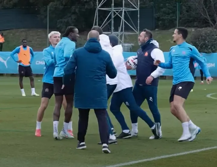 Marseille cũng từng xảy ra cuộc ẩu đã giữa De Zerbi và tiền vệ Kone