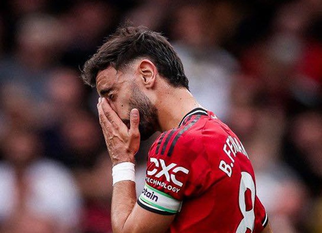 Ảnh bài viết Gary Neville chỉ ra nguyên nhân Bruno Fernandes sút hỏng penalty