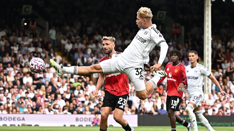 Smith Rowe ghi bàn thắng quý giá.