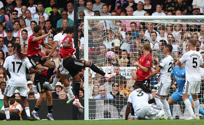 Ảnh bài viết HLV Silva khẳng định Yoro phạm lỗi trong bàn thắng của Man United