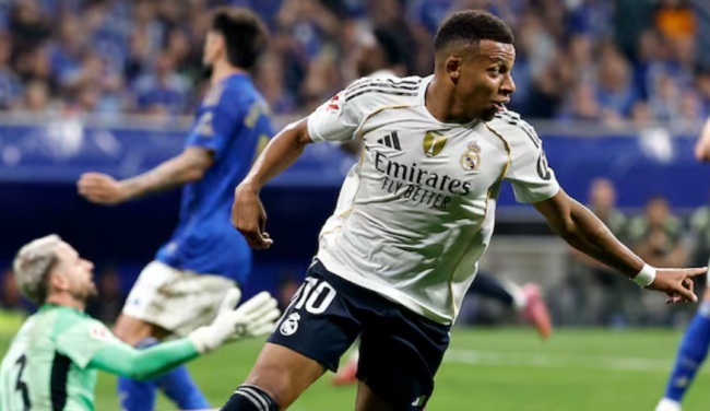 Mbappe lập cú đúp bàn thắng.