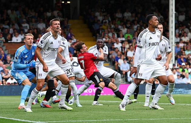 Ảnh bài viết VAR gây tranh cãi lớn trong trận Fulham gặp Man Utd