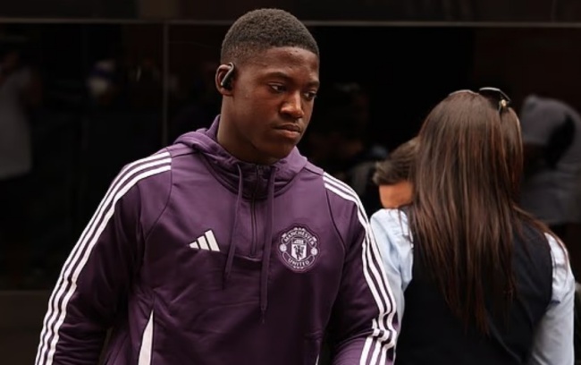 Mainoo bị Amorim ngó lơ.