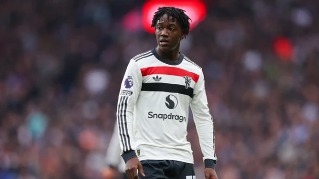 MU lãng phí Mainoo trên ghế dự bị trong khi tuyến giữa mất cân bằng.