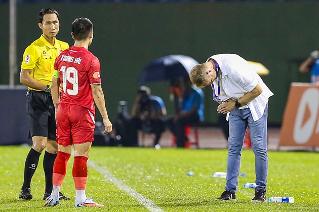 Ảnh bài viết Trợ lý CAHN trốn vào phòng thay đồ, HLV Polking cúi lạy xin lỗi trọng tài