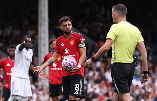 Bruno thực hiện hỏng ăn quả phạt đền ở hiệp một.