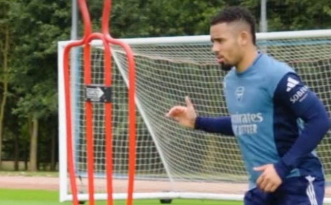 Jesus tập luyện trở lại.