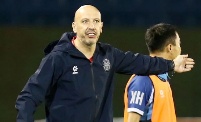 Ảnh bài viết Trợ lý HLV Polking bị cấm 2 trận, phạt 5 triệu đồng vì xúc phạm trọng tài