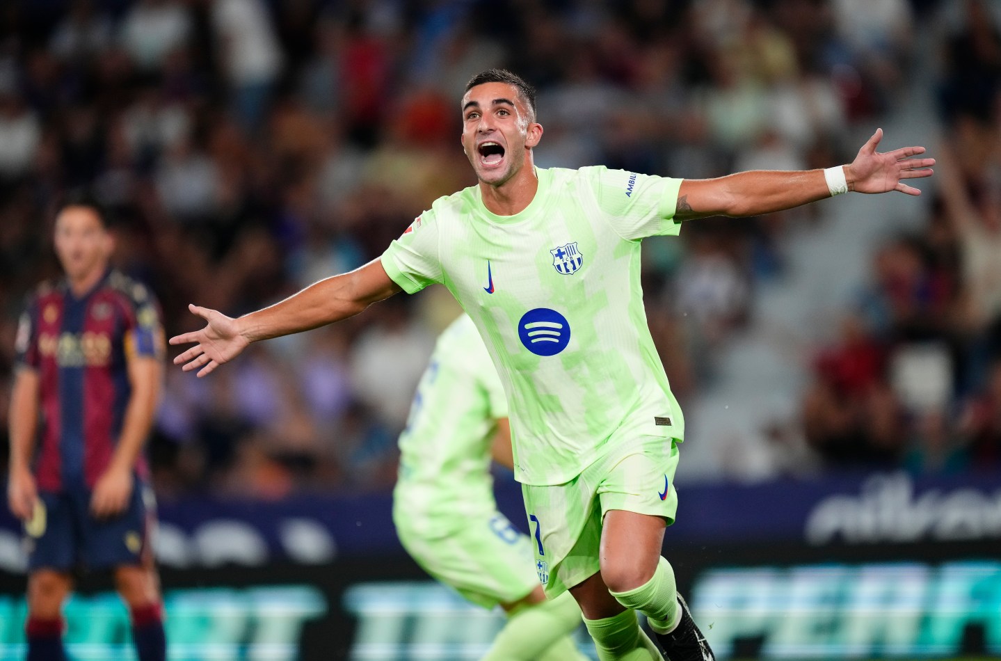 Barca ngược dòng trước Levante.