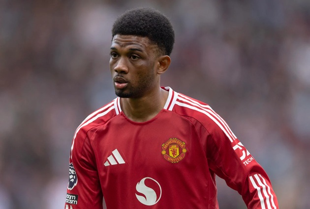 Ảnh bài viết Robbie Savage: Amad không phù hợp với sơ đồ của Amorim