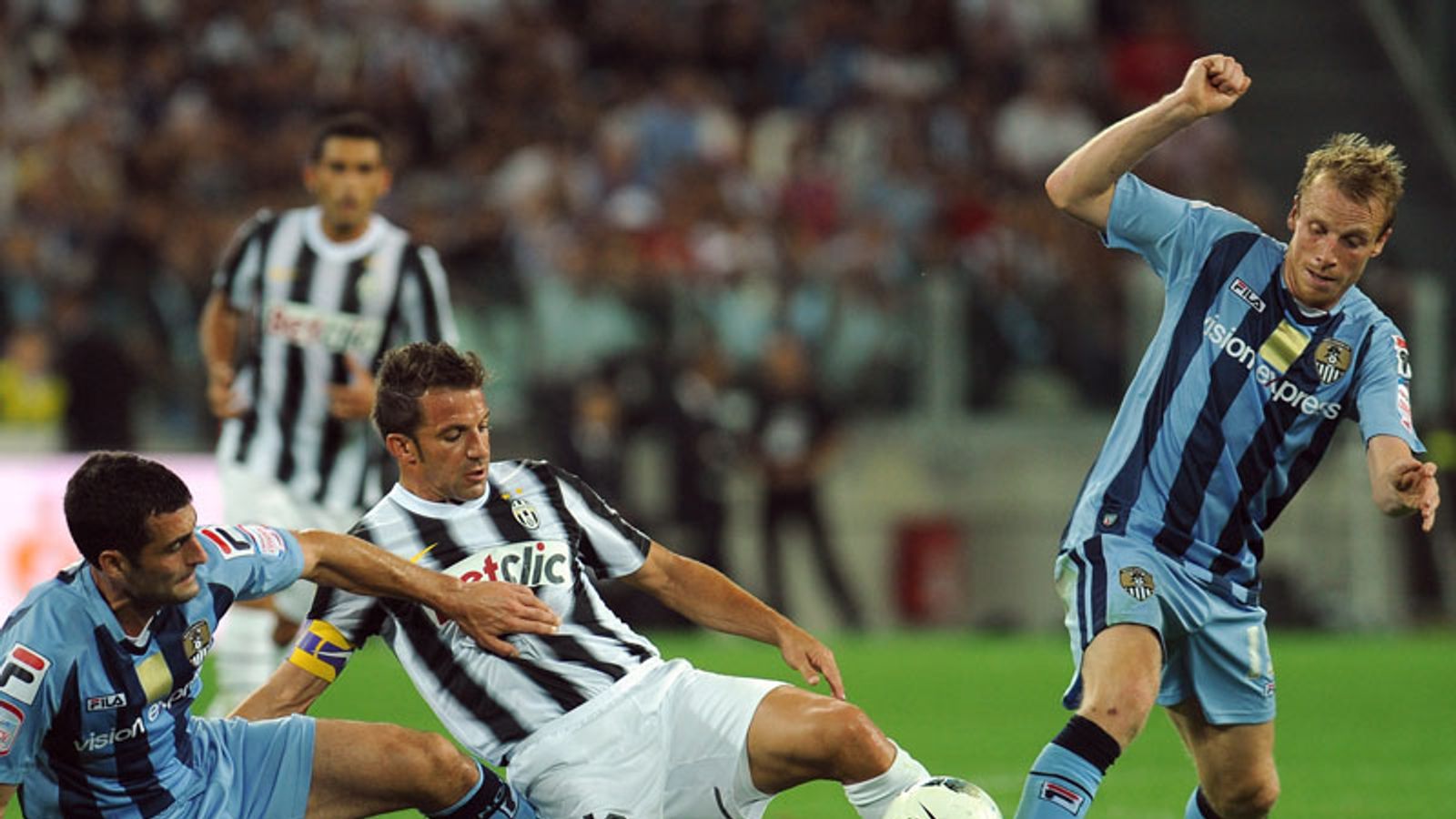Màu áo sọc đen trắng của Juve bắt nguồn từ một sai lầm hài hước