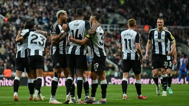 Khán giả đang mong đợi màn trình diễn của Newcastle trước Liverpool khi không có Isak.