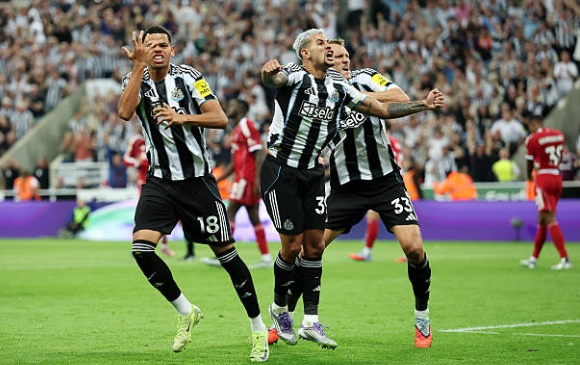 Newcastle gỡ hòa 2-2 dù chơi thiếu người.