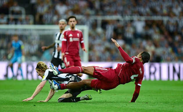 Van Dijk đã có những chia sẻ về tấm thẻ đỏ của Gordon.