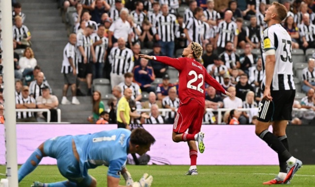 Hugo Ekitike xé lưới Newcastle.