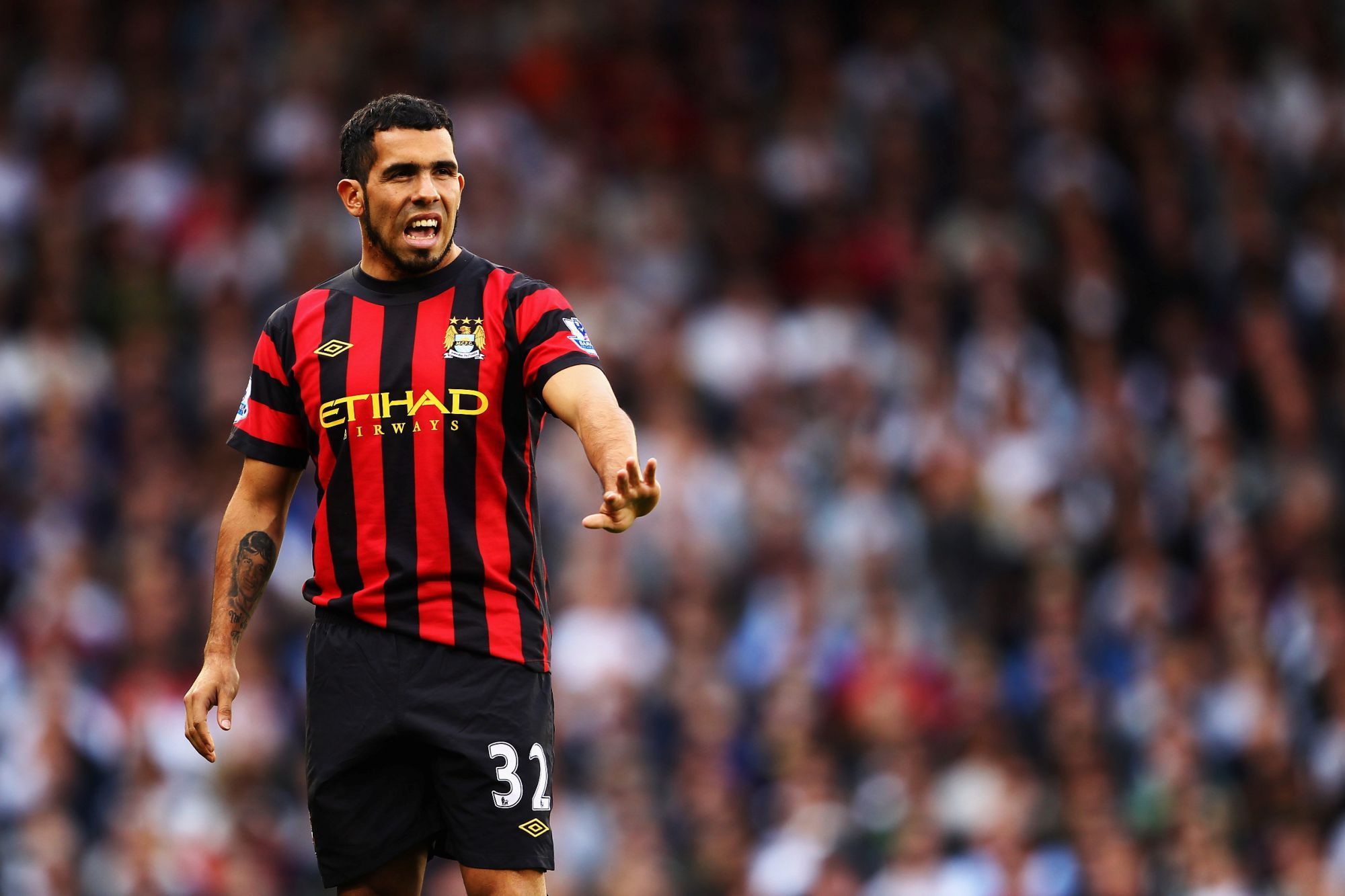 Bộ trang phục đen đỏ của Man City mang đậm nguồn cảm hứng từ AC Milan