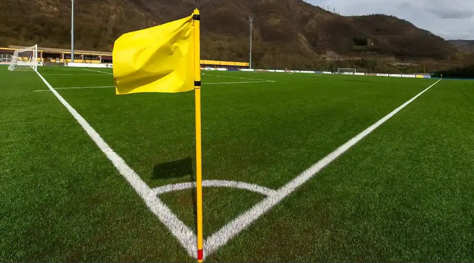 Ảnh bài viết Cột cờ góc trong bóng đá: Chiều cao bao nhiêu? Có được di chuyển không?