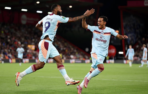 Carvalho góp công giúp Brentford đi tiếp ở EFL Cup.