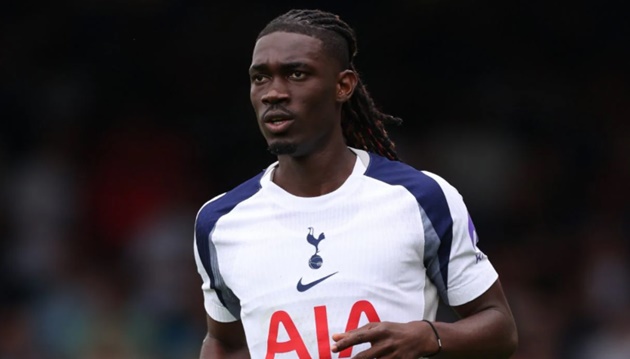 Yves Bissouma trên đường rời Tottenham.