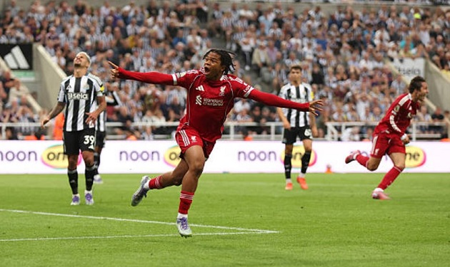 Ngumoha ghi bàn thắng muộn giúp Liverpool có 3 điểm trước Newcastle.