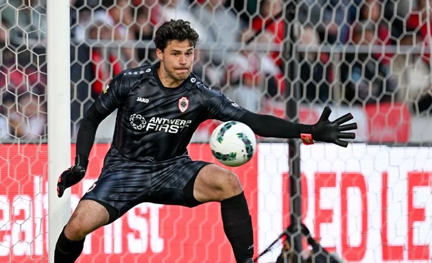 Man Utd đang dồn toàn lực vào thương vụ Senne Lammens.