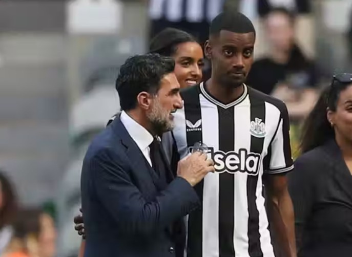 Yasir Al-Rumayyan giữ lập trường không để Newcastle United bán Alexander Isak trong mùa hè này.