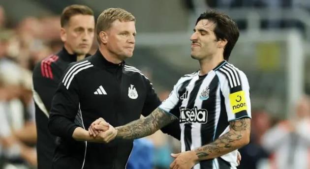 Eddie Howe đang phải đau đầu về vấn đề nhân sự.