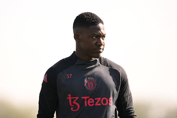 Mainoo đang "tàng hình" ở Old Trafford.