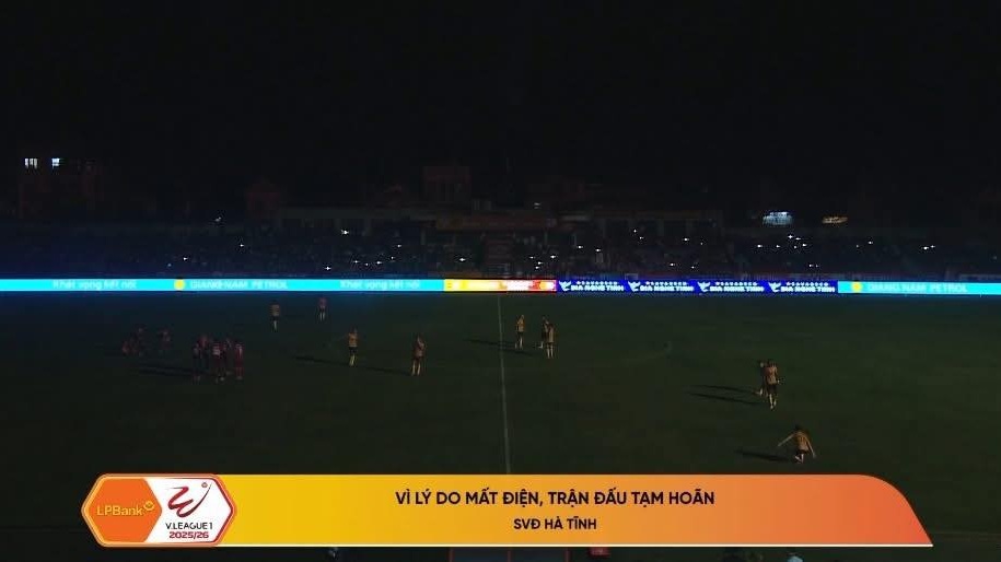 Trận đấu trên sân Hà Tĩnh đã phải tạm hoãn vì mất điện.