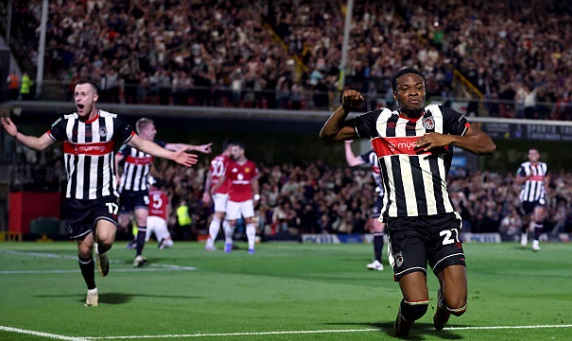 Grimsby Town dẫn trước Quỷ đỏ 2-0 và chỉ hụt hơi ở những phút cuối trận.