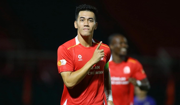 Tiến Linh sẽ phải tìm cách sút tung lưới của Trần Trung Kiên.