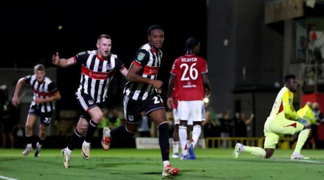 MU thua sốc Grimsby Town.