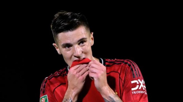 Benjamin Sesko (1): Đây là lần đầu tiên Sesko đá chính kể từ khi gia nhập Manchester United với mức phí 74 triệu bảng, nhưng anh không thể hiện được nhiều.