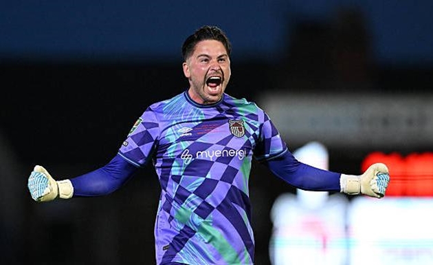 Thủ thành Christy Pym giúp Grimsby loại Manchester United.