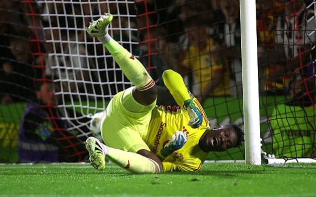 Thua sốc Grimsby, Amorim lên tiếng bảo vệ Onana