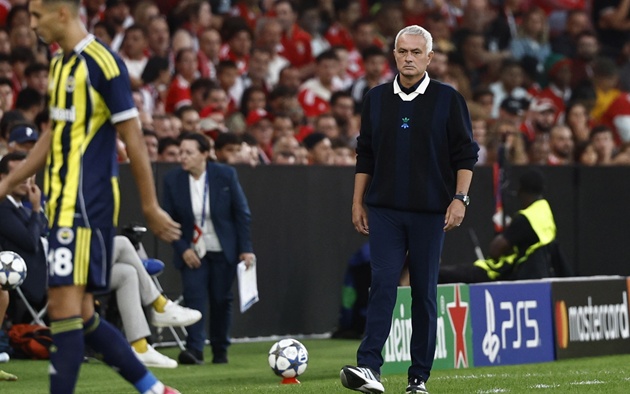 Mourinho và Fenerbahce bị loại khỏi Champions League