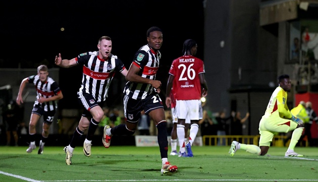 Grimsby Town loại Man Utd khỏi Carabao Cup