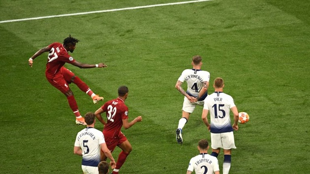 Origi sút tung lưới Tottenham trong trận chung kết Champions League sau quả đá phạt góc của Arnold.