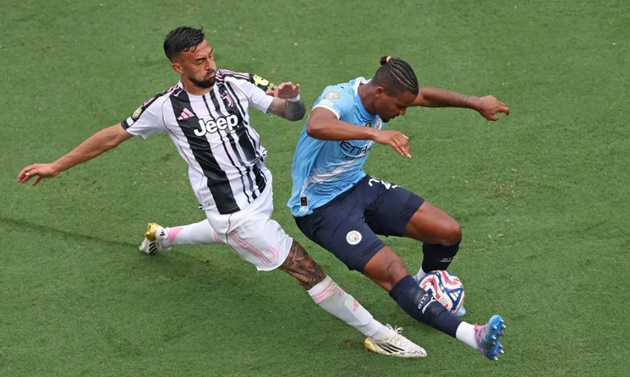 Akanji lọt vào tầm ngắm AC Milan.