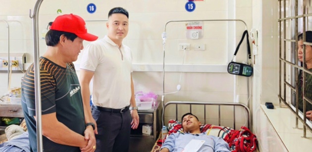 Đại diện của CLB Hà Tĩnh đến thăm Ngọc Tân.
