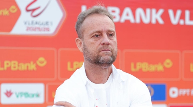 Ông Alexandre Polking vẫn chưa hài lòng dù đánh bại Hà Nội FC.