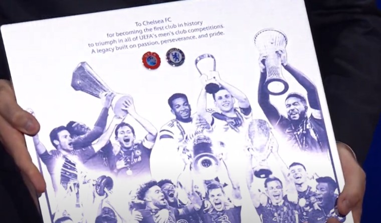 Bức họa phần thưởng của UEFA gửi đến Chelsea sau khi đoạt được tất cả các danh hiệu ở châu Âu.