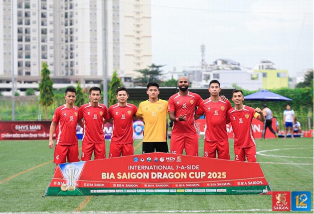 Lần đầu tiên, đội tuyển chọn bóng đá 7 người quốc gia - VPL Dream Team - được thành lập ngay sau trận chung kết Bia Saigon Dragon Cup.