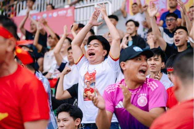 Bài hát “Dzô Vang Gắn Kết” vang lên trong các trận giao hữu quốc gia và quốc tế, thổi bùng lên ngọn lửa đam mê bóng đá và tinh thần gắn kết trên khắp khán đài.