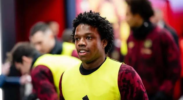 Elche đàm phán với MU với mong muốn sở hữu Malacia.