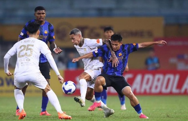 HAGL (áo xanh) vẫn chưa có trận thắng nào ở mùa này.